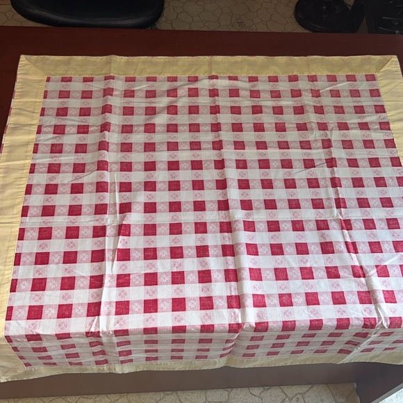 Vintage Red checkered small square picnic 🧺 tablecloth - Picture 4 of 5